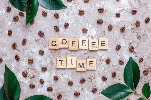 Granos de café tostados y galletas con forma de granos de café.