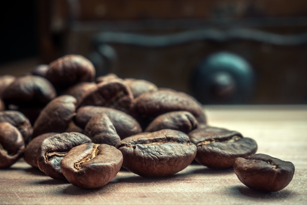 Granos de café tostados en un primer plano de la mesa