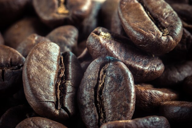 Granos de café tostados en un primer plano de la mesa