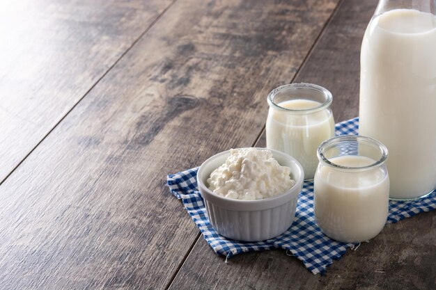 Granos de kéfir de leche en mesa de madera