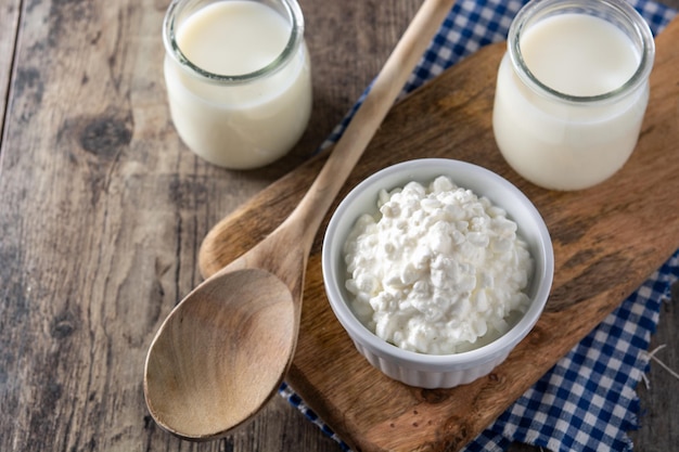 Granos de kéfir de leche en mesa de madera