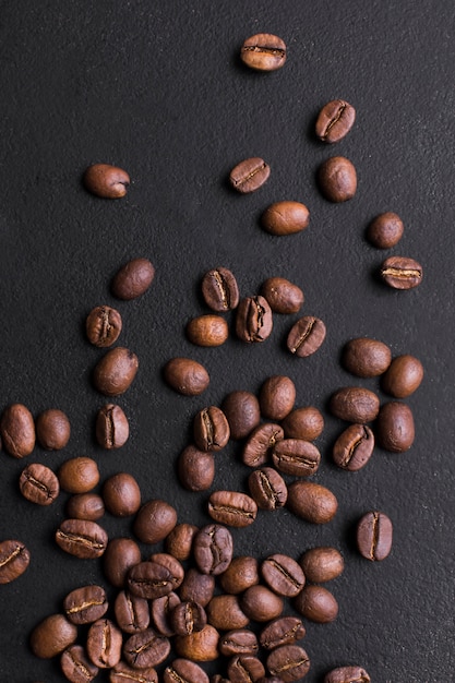 Granos tostados de café de buen gusto.