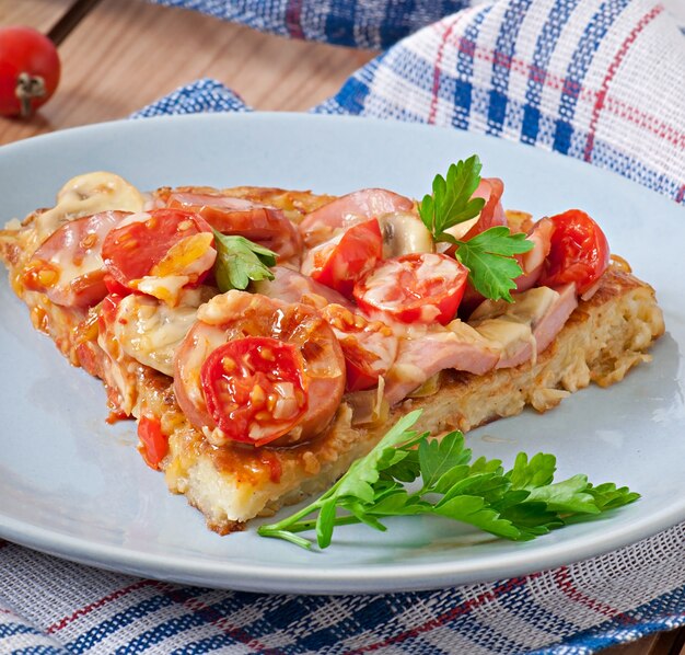 Gratinado de papas - pizza con salchichas, champiñones y tomates