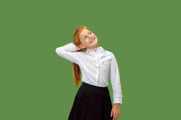 Grave adolescente dudosa, pensativa, aburrida recordando algo. Joven mujer emocional. Las emociones humanas, el concepto de expresión facial.