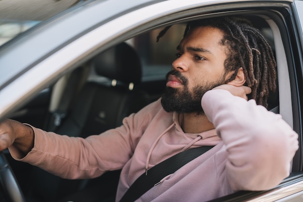 Grave hombre afroamericano conduciendo