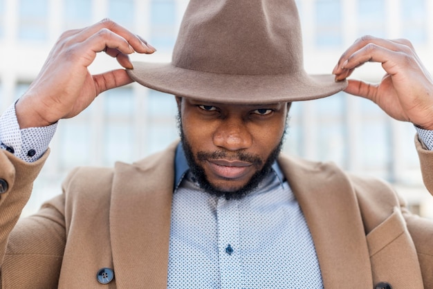 Grave hombre elegante con sombrero