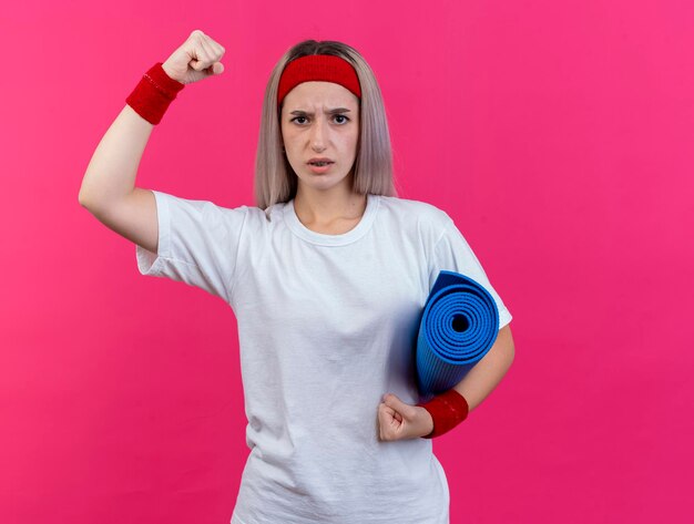 Grave joven deportista caucásica con tirantes con diadema