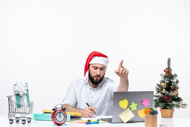 Grave joven empresario en la oficina celebrando la Navidad trabajando