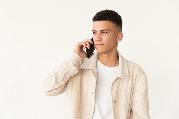 Grave joven hablando por teléfono celular