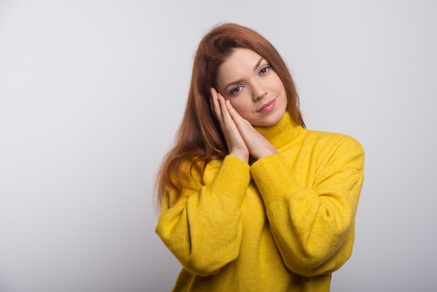 Grave mujer joven con sueño