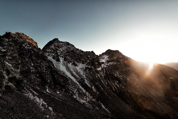 Grey Rock Mountain con nieve blanca durante el sol Graphy aéreo