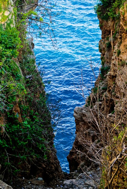 una grieta con vistas al mar