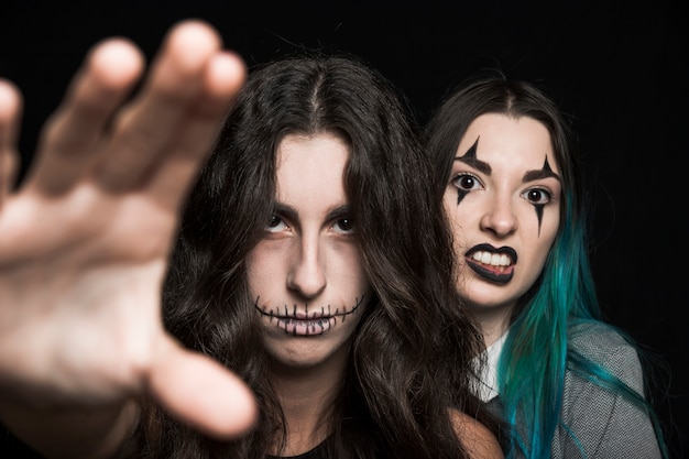 Foto gratuita grim mujeres jóvenes con maquillaje de halloween