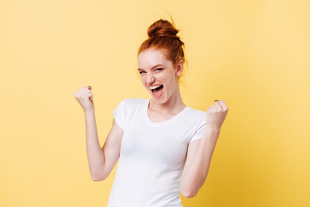 Gritando feliz mujer de jengibre en camiseta mirando