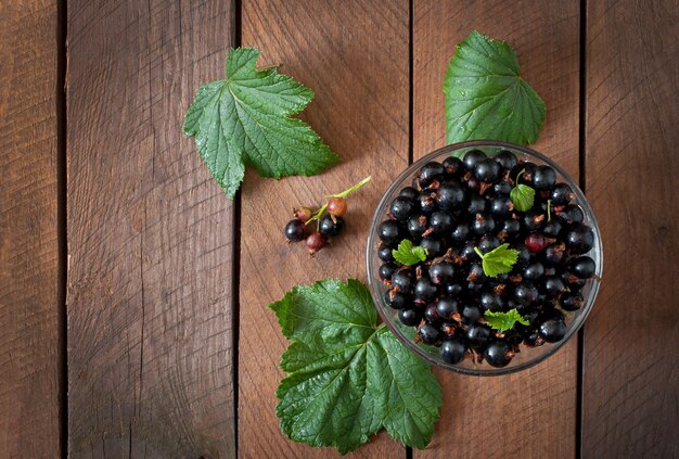 Grosellas negras en un recipiente de vidrio.