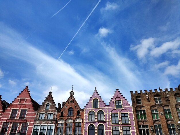 Grote Markt bajo un cielo azul y la luz del sol en Brujas en Bélgica