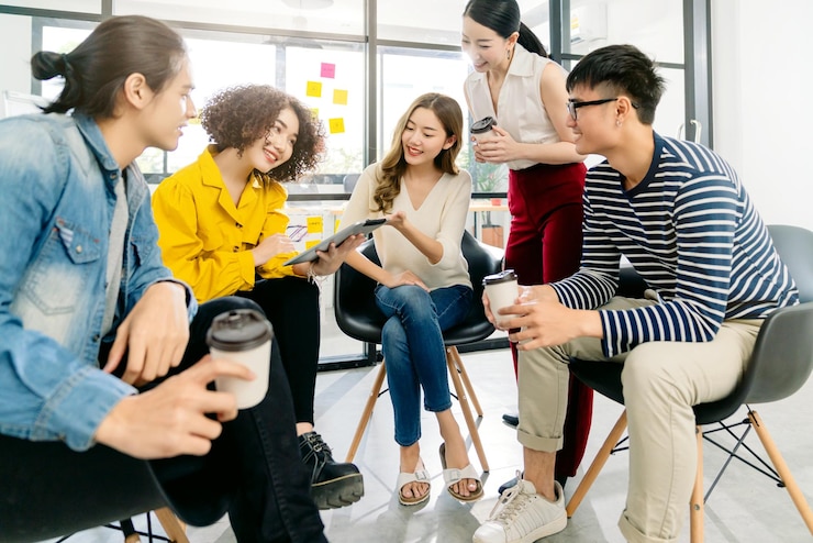 Photo Gratis group of asian young creative happy people entrepreneur on a business meeting office background good leadership and teamwork lead to success