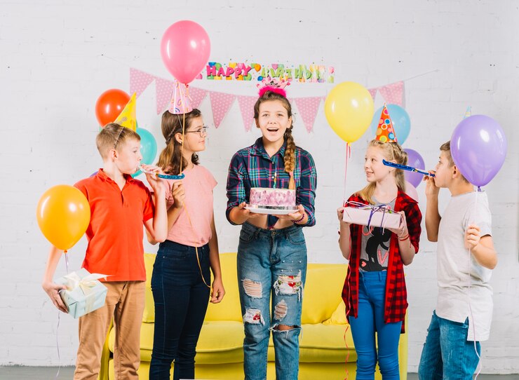 Photo Gratis group of friends looking at girl holding birthday cake