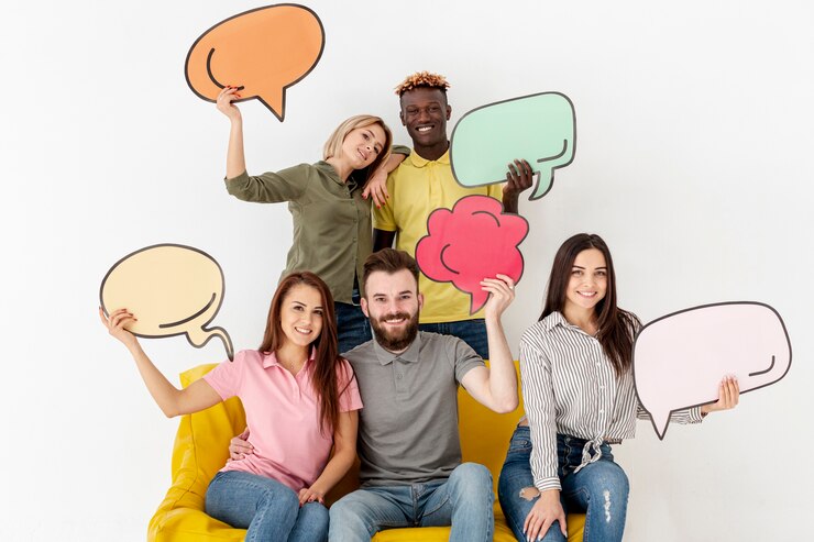 Photo Gratis group of smiley friends holding chat bubbles