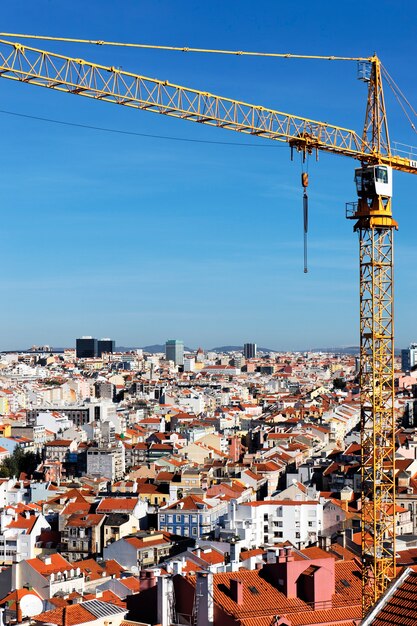 Grúa amarilla en sitio en construcción en Lisboa