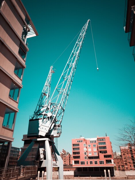 Grúa blanca en sitio de construcción en la ciudad