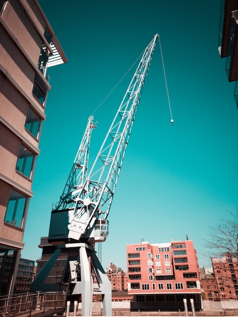 Grúa blanca en sitio de construcción en la ciudad