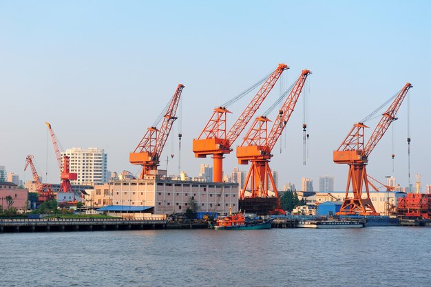 Grúa de carga en el puerto de Shanghai sobre el río