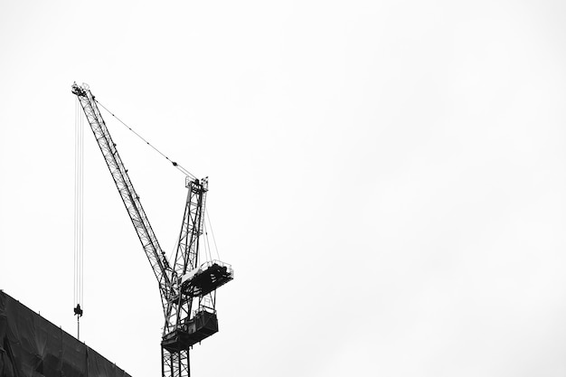 Grúa en el cielo en un sitio en construcción