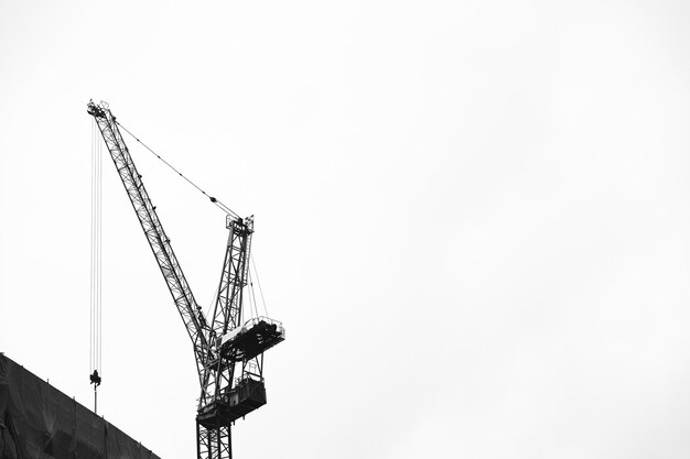 Grúa en el cielo en un sitio en construcción