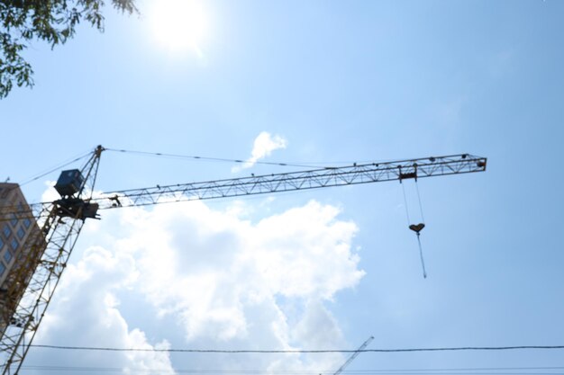 Grúa de construcción contra el cielo azul en un día soleado