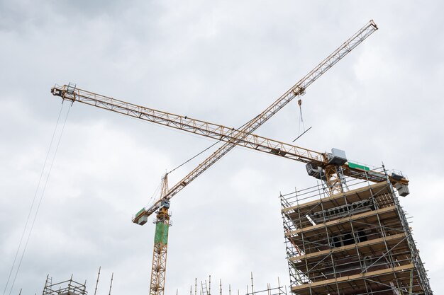 Grúa en el emplazamiento de la obra