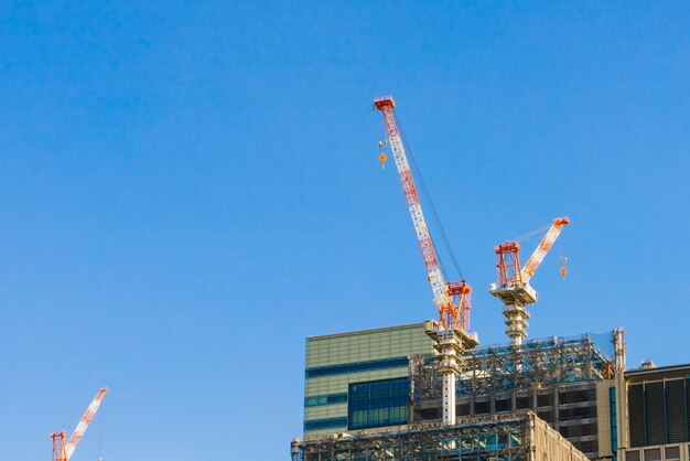 Grúa y la obra de construcción