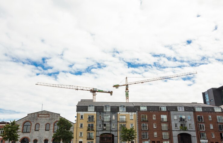 Foto gratuito grúa en el sitio de construcción