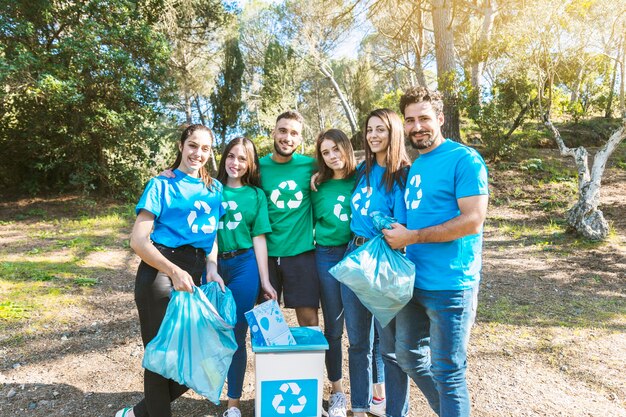 Grupo de activistas de la ecología de pie en el bosque