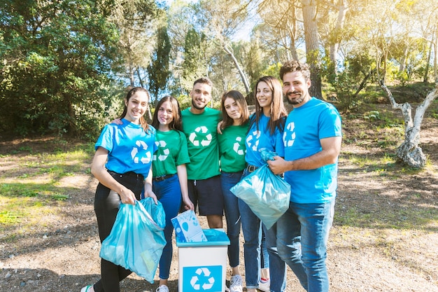 Grupo de activistas de la ecología de pie en el bosque