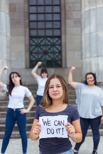 Foto gratuita grupo de activistas femeninas que se manifiestan juntas