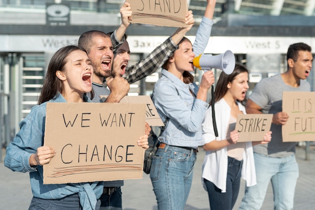 Foto gratuita grupo de activistas se unen para protestar