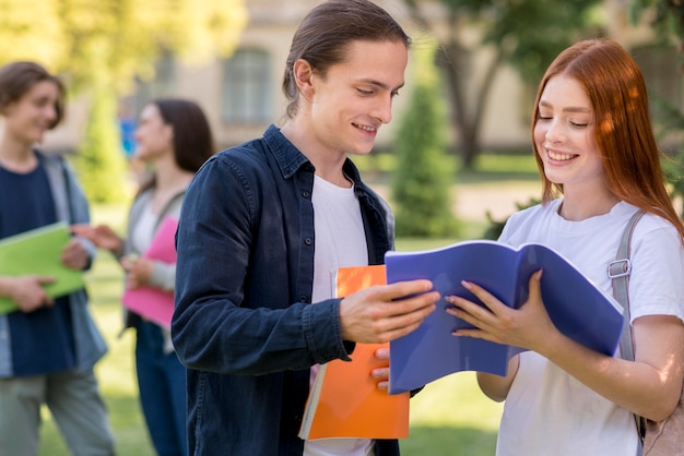 Grupo de adolescentes discutiendo proyecto universitario