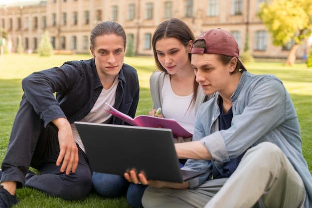 Foto gratuita grupo de adolescentes discutiendo proyecto universitario