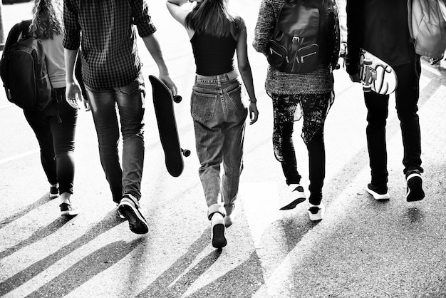 Foto gratuita grupo de adolescentes diversos saliendo juntos