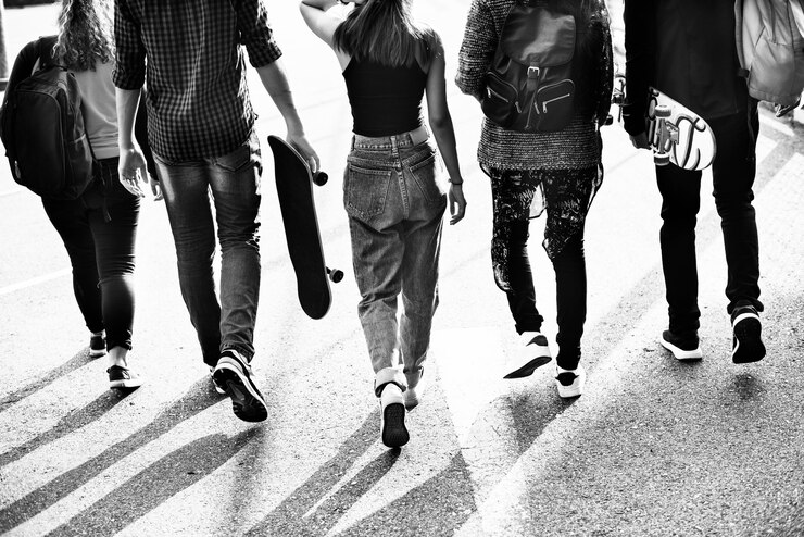 Foto gratuito grupo de adolescentes diversos saliendo juntos