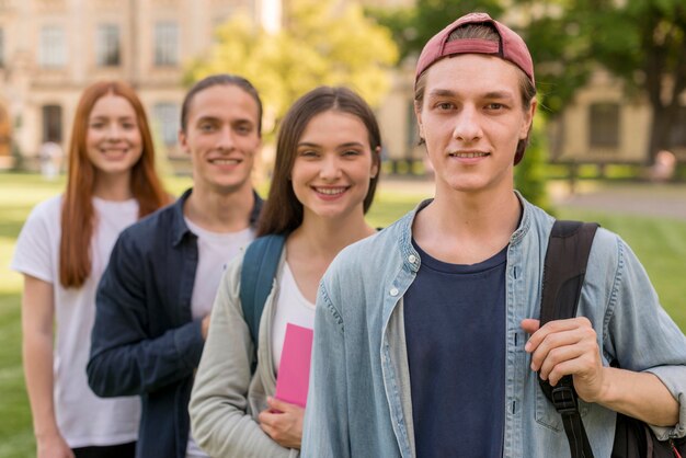 Grupo de adolescentes felices de volver a la universidad