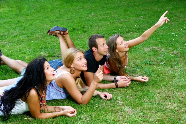 Grupo de adolescentes niños y niñas