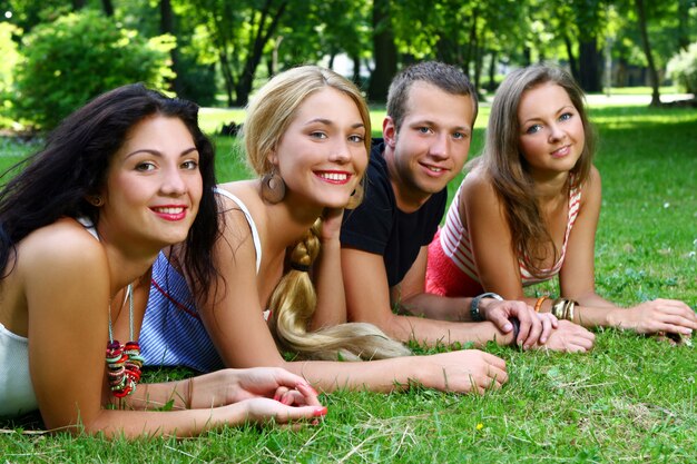 Grupo de adolescentes niños y niñas