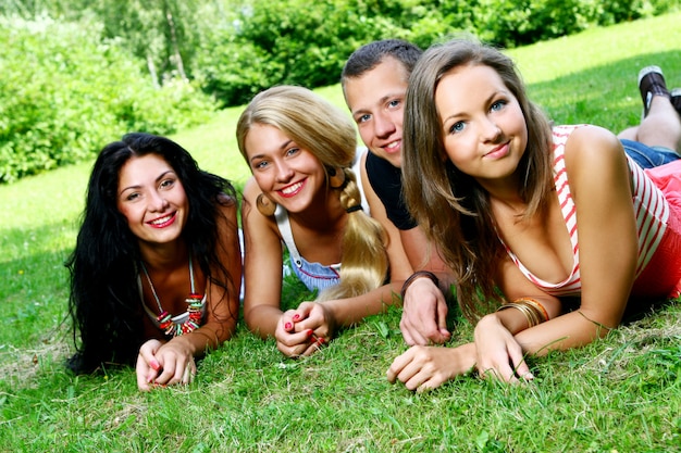 Grupo de adolescentes niños y niñas