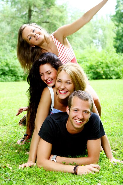 Grupo de adolescentes niños y niñas