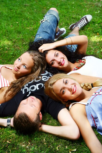 Grupo de adolescentes en el parque