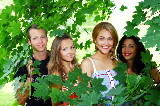 Grupo de adolescentes en el parque