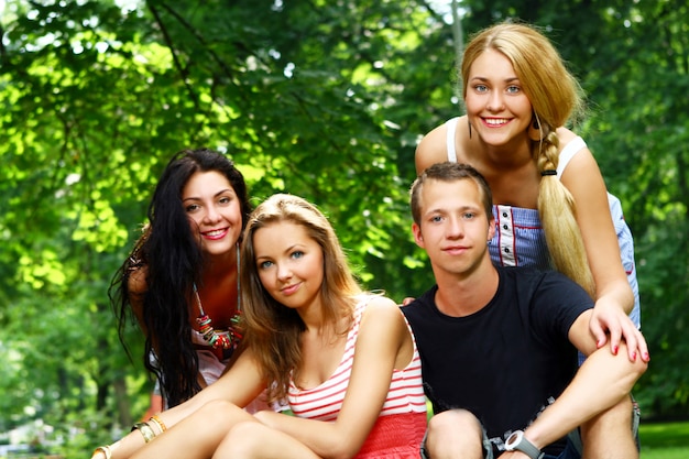 Grupo de adolescentes en el parque