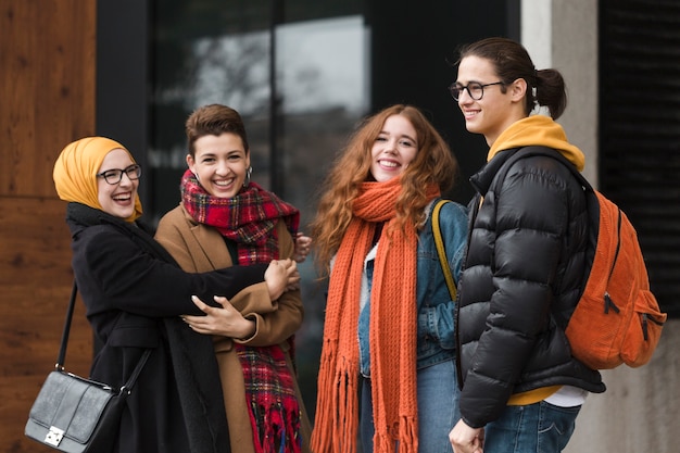 Grupo de adolescentes riendo juntos